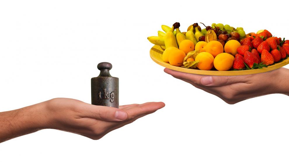 El control de peso se debe hacer mediante la ingesta de alimentos saludables.