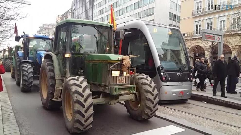 Más de 300 tractores cruzan Zaragoza en protesta por los precios del gasóleo