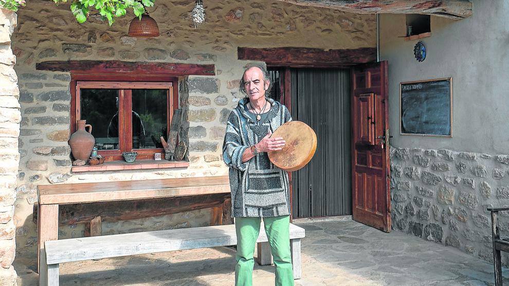 Xevi García, a las puertas de la Masía de la Randa, rehabilitada como alojamiento turístico.