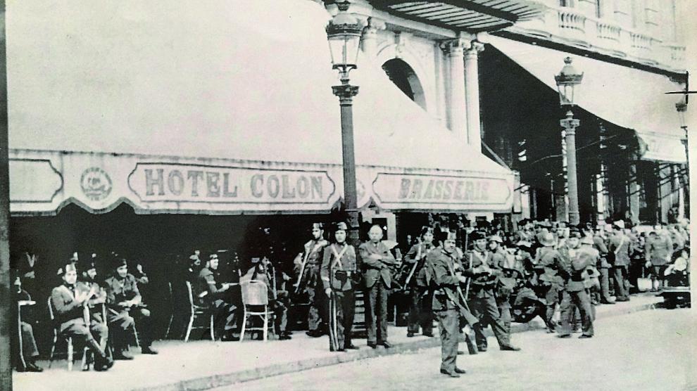 Guardias civiles leales a la República, en Barcelona en los primeros días de la Guerra Civil.
