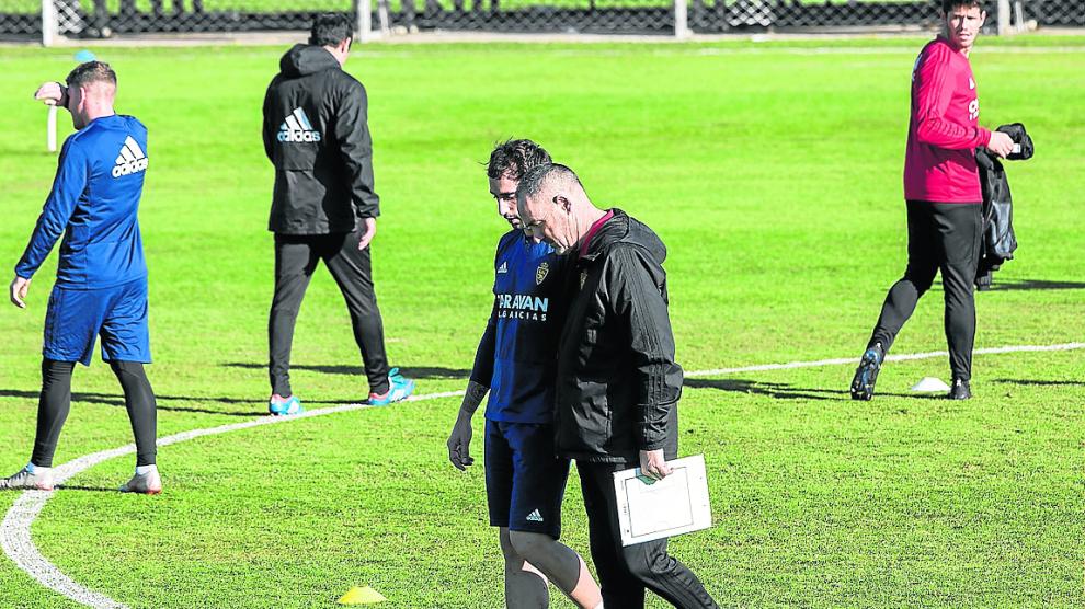 Víctor Fernández conversa con Íñigo Eguaras en un entrenamiento.