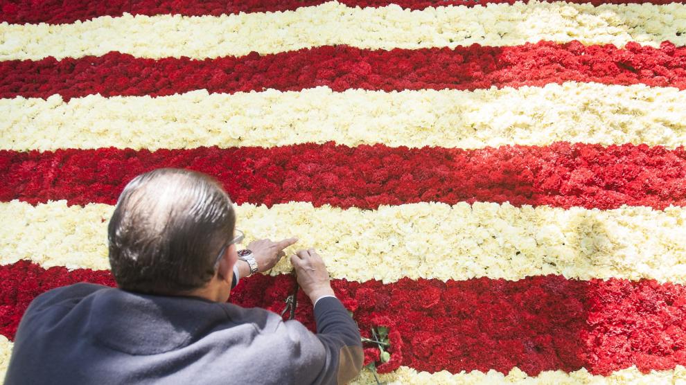 Una bandera de Aragón hecha con flores durante el día San Jorge en Zaragoza