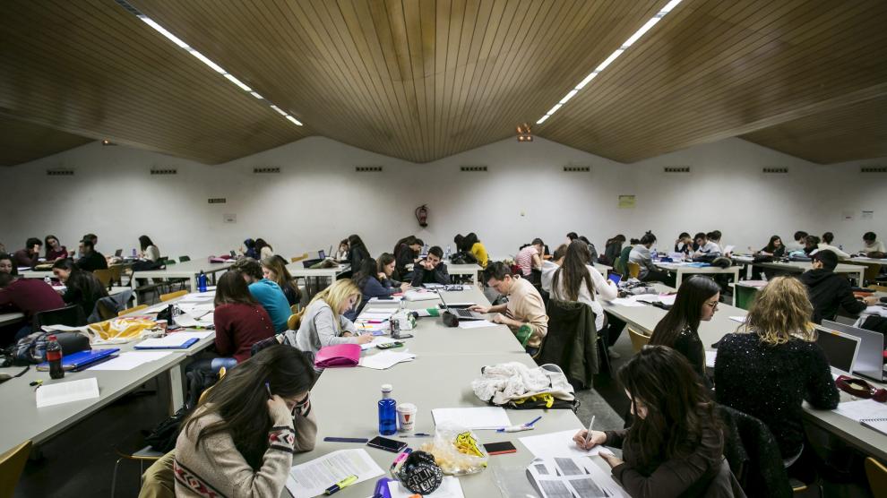 Estudiantes en la biblioteca de la Facultad de Económicas