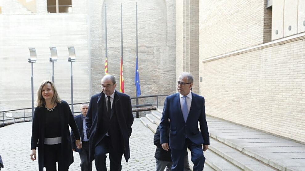 El presidente del Gobierno de Aragón, Javier Lambán, acude a la capilla ardiente de Antonio Torres instalada en el Palacio de la Aljafería