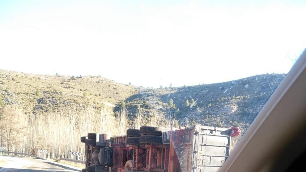 Imagen del camión volcado en la N-330 tomada por un automovilista.