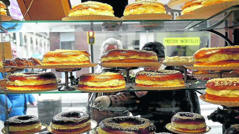 Escaparate de una pastelería de Zaragoza lleno de roscones para el día de Reyes.