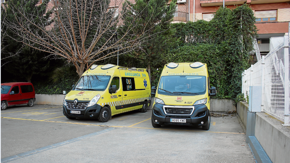 Las ambulancias de Alcañiz, en la fotografía, se aparcan en el parquin del centro de salud.