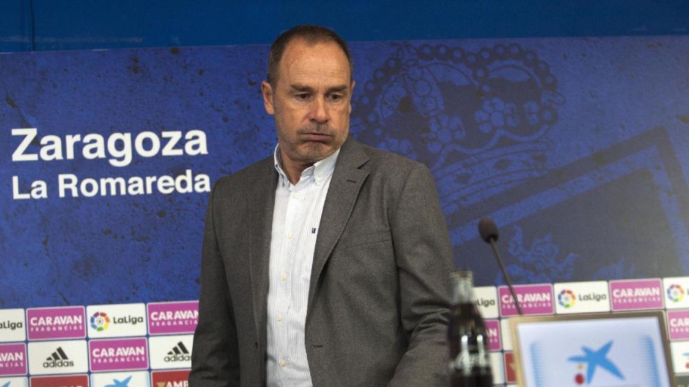 Víctor Fernández, con un elocuente gesto, al inicio de la rueda de prensa que ofreció al término del Real Zaragoza-Málaga de este domingo en La Romareda.