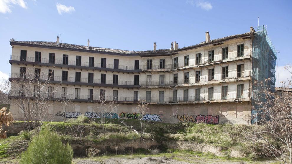 Imagen trasera del deteriorado cuartel de Pontoneros.