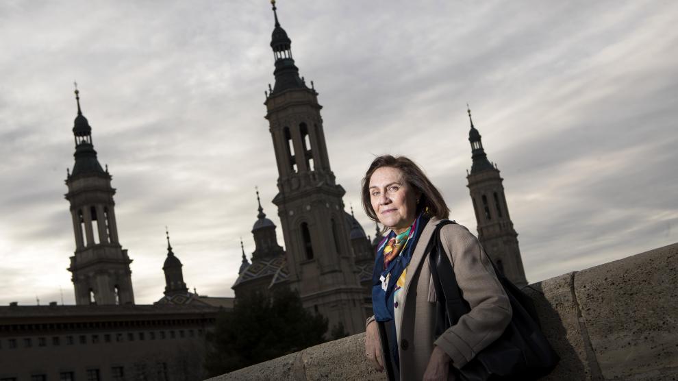 La historiadora Olga Hycka acaba de publicar un estudio documental sobre la basílica del Pilar.