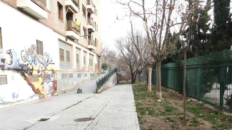 El andador Emilio de Arce es una zona muy transitada por su cercanía con el IES Pablo Gargallo y el parque de La Granja