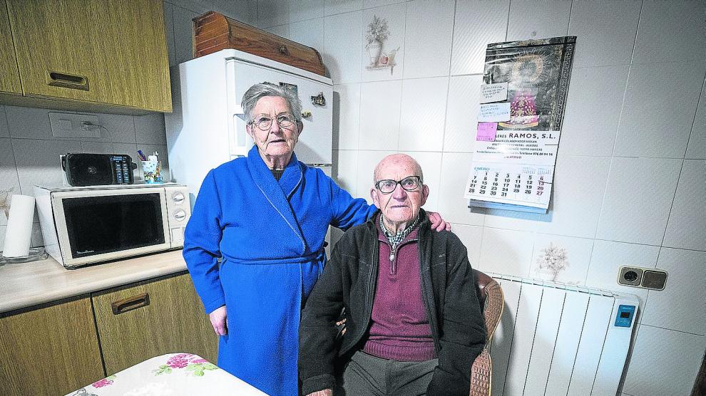 Jacinta Bernal y su esposo Ramón Bernal, que se hará centenario en mayo, en la cocina de su domicilio.