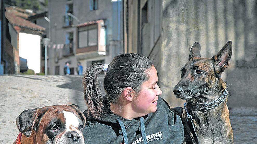 Una de las promotoras del proyecto, junto a dos perros.