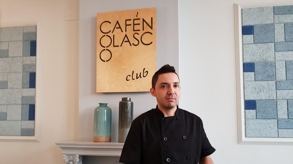 Ricardo Campos, jefe de cocina del Café Nolasco, elabora una de las mejores croquetas de jamón del mundo.