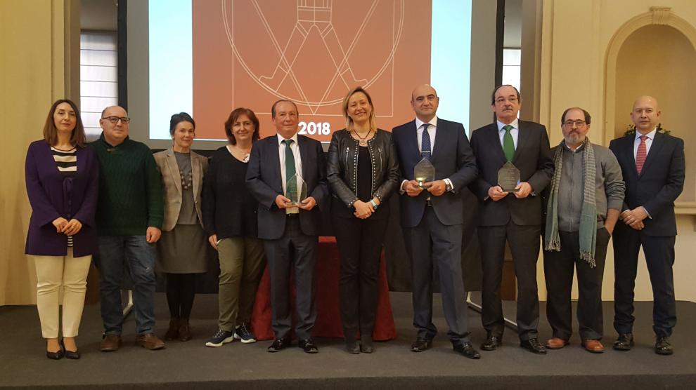 Marta Gastón, junto a los galardonados en el VIII Premio 'Aragón, comprometido con la prevención'.