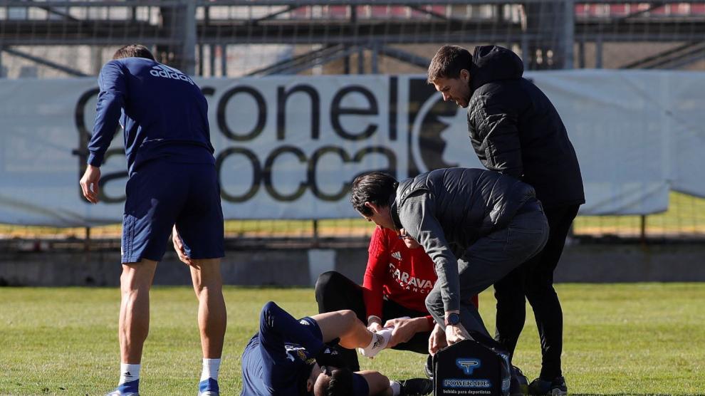 Papunashvili, en el suelo nada más sufrir la lesión en el entrenamiento de esta mañana en la Ciudad Deportiva.