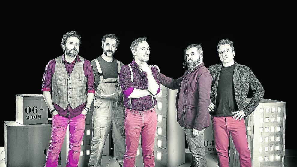 Los componentes de la banda, con Santi Balmes en medio, en una imagen promocional.