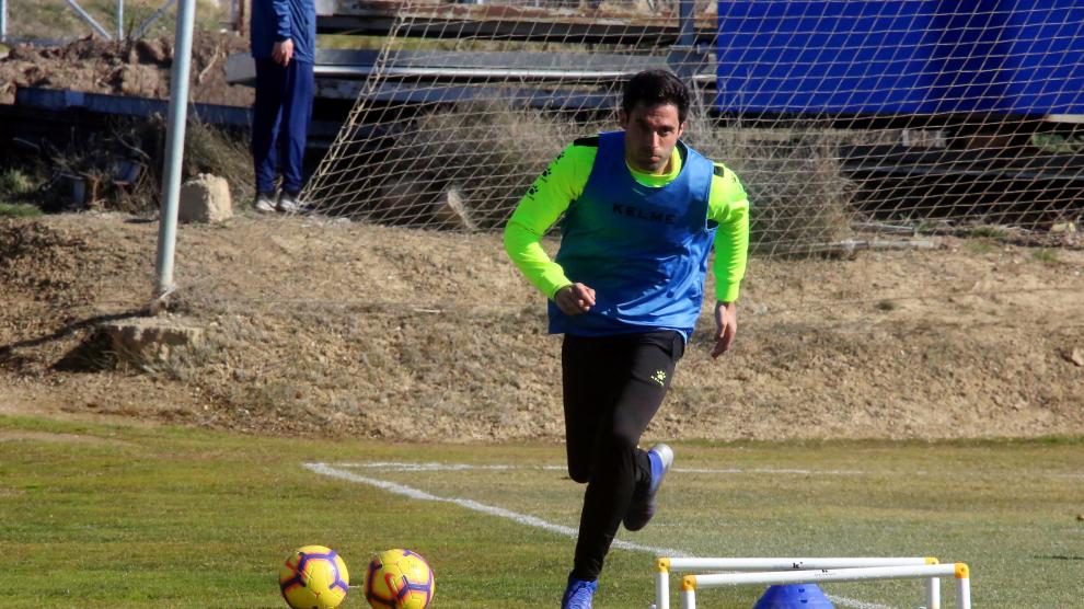 Xabi Etxeita, durante el entrenamiento de este miércoles en el Montearagón.