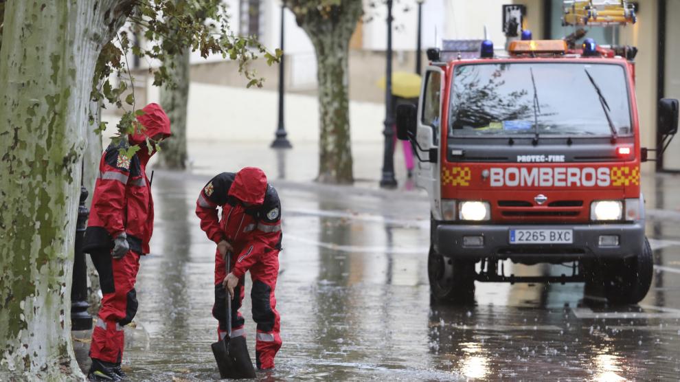 Bomberos de Huesca desatascando un desagüe durante una tromba