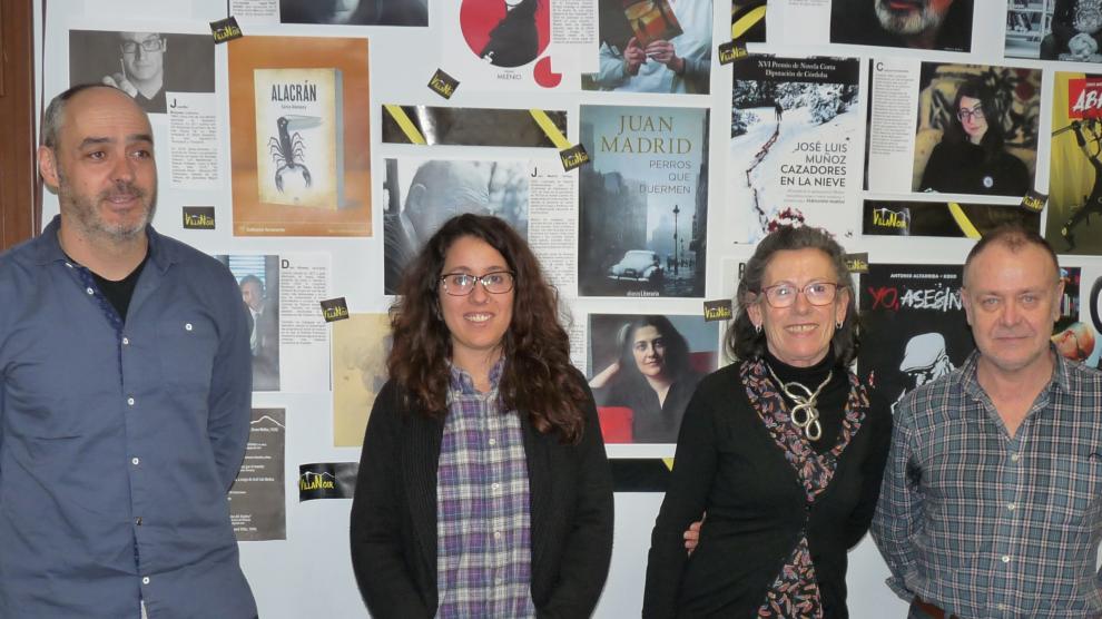 Luis Terrén, alcalde de Villanúa, Miriam Julian, responsable de la Biblioteca, Ana Etxabe, concejal de cultura y Ricardo Bosque, director de VillaNoir.