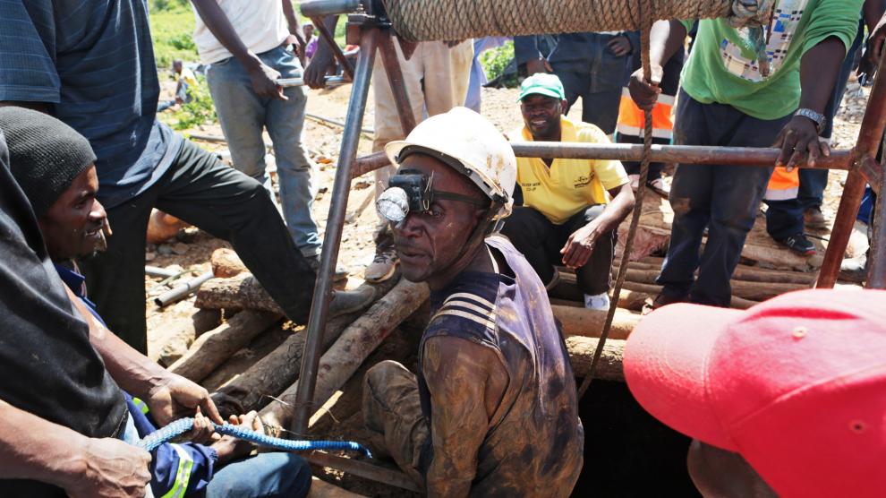 Uno de los ocho mineros rescatados en Zimbabue