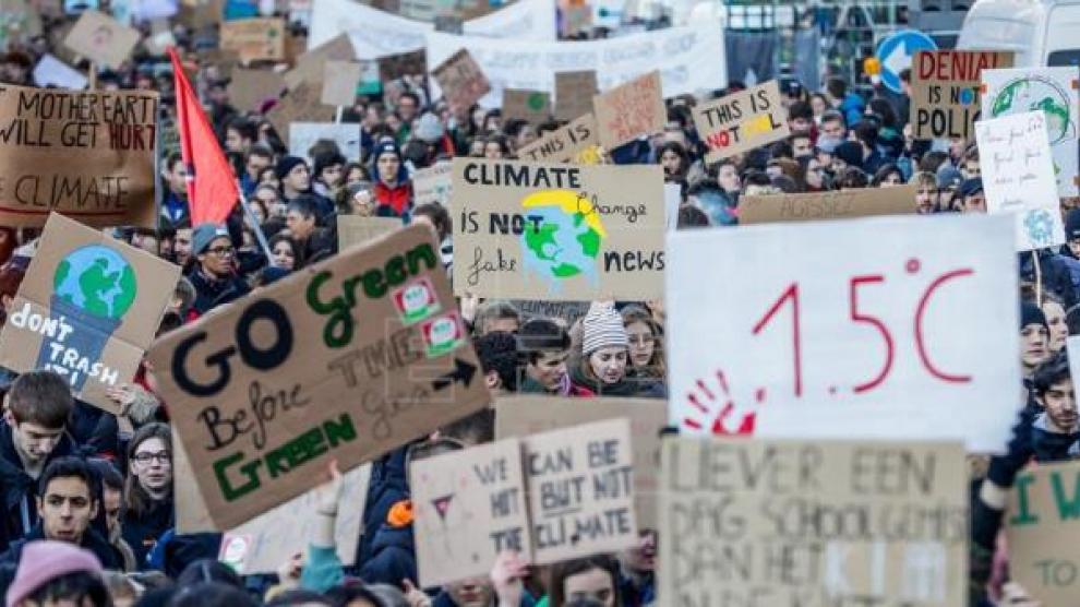 Estudiantes belgas protestando este jueves, para exigir medidas urgentes para combatir el cambio climático en Bruselas