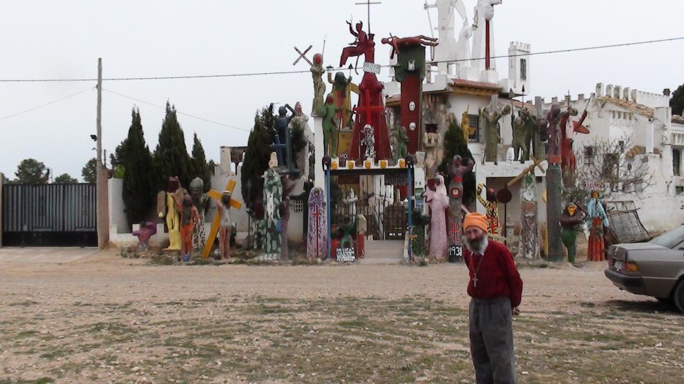 Julio Basanta, delante de su 'Casa de Dios', a mediados de 2014.