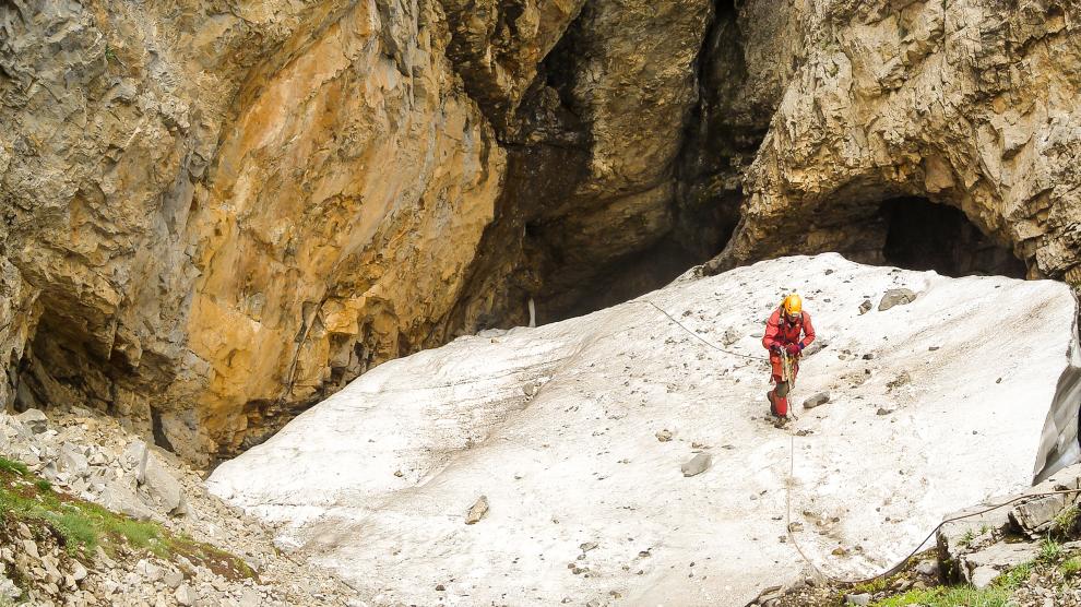 Saliendo de la cueva helada A69, en el macizo de Cotiella