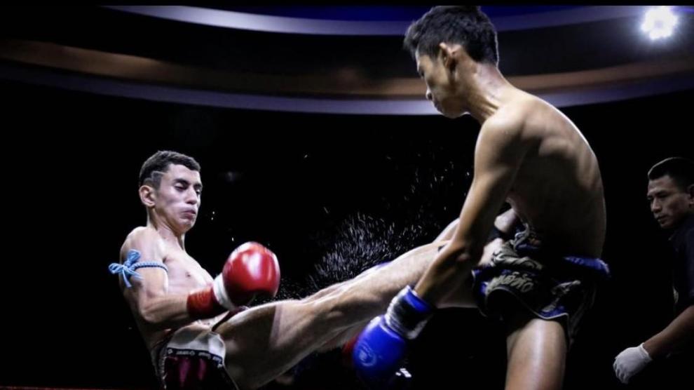 Ismael Abad (guantes rojos) en plena pelea contra un luchador tailandés.