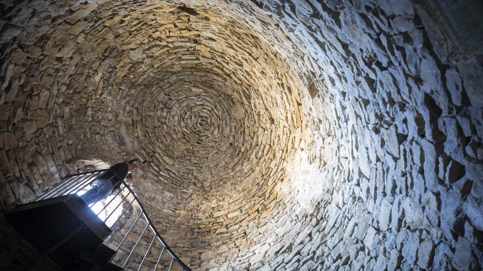 Admirada en la comarca por su nevero, por la ermita de la Virgen del Campo y por el trinquete y el acueducto, la localidad espera una solución al problema de su parroquia, con el techo hundido desde hace 40 años.