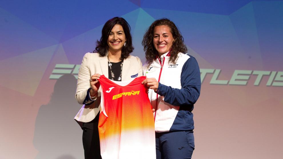 La presidenta del Consejo Superior de Deportes, María José Rienda (izquierda), en la despedida del equipo nacional de atletismo al último Europeo.