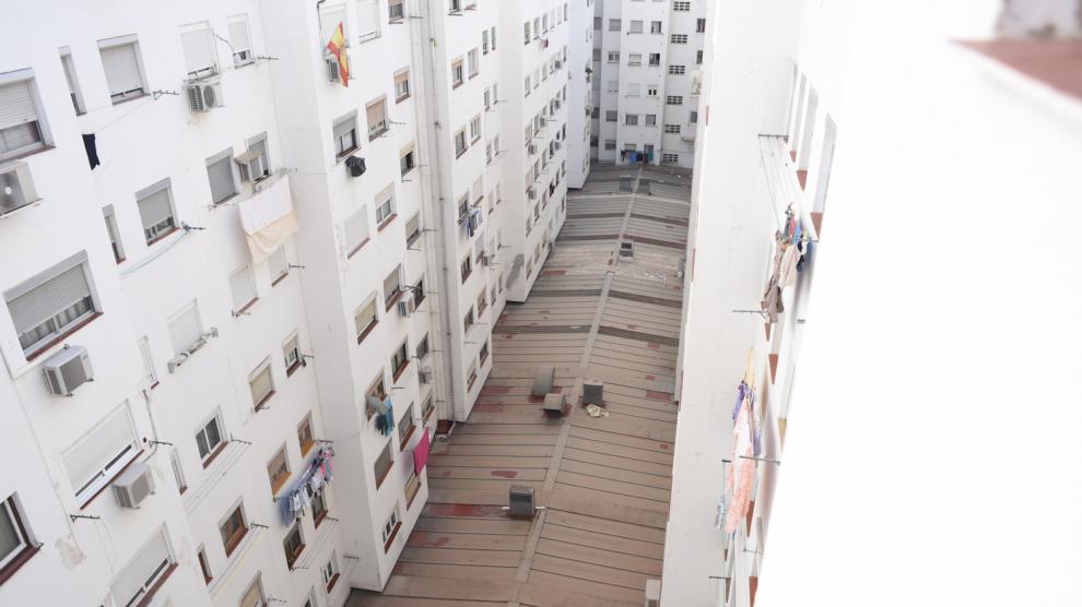 Una bebé, herida muy grave al caer de un quinto piso en Las Delicias de