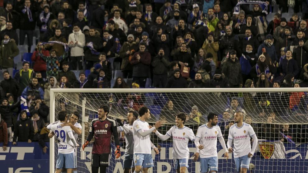 Aficionados y jugadores celebran la victoria sobre el Real Oviedo en La Romareda.