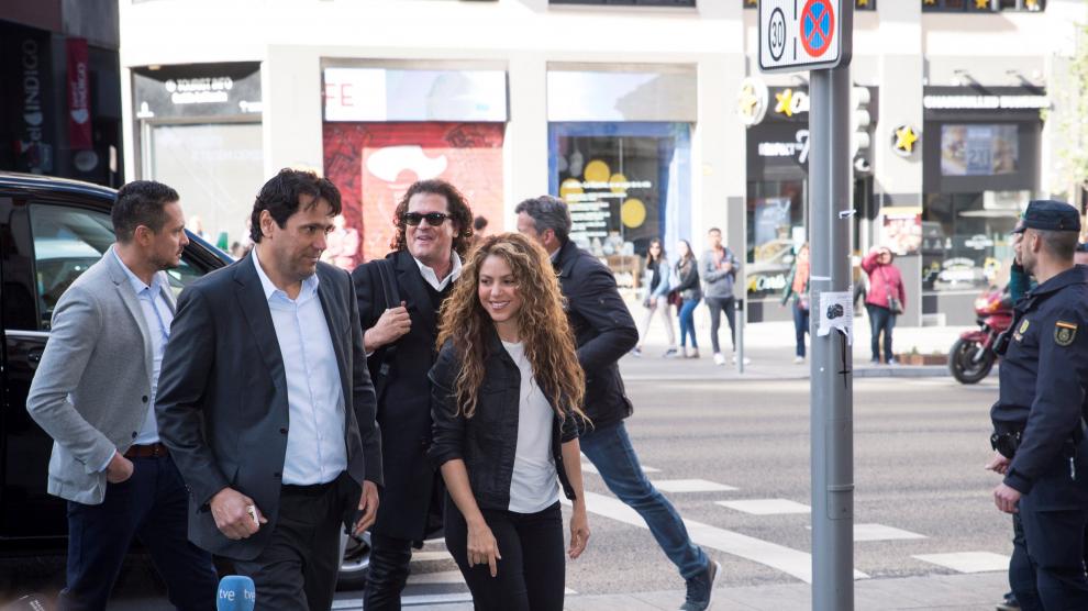 Shakira y Carlos Vives declaran tras ser acusados de plagio por 'La bicicleta'.