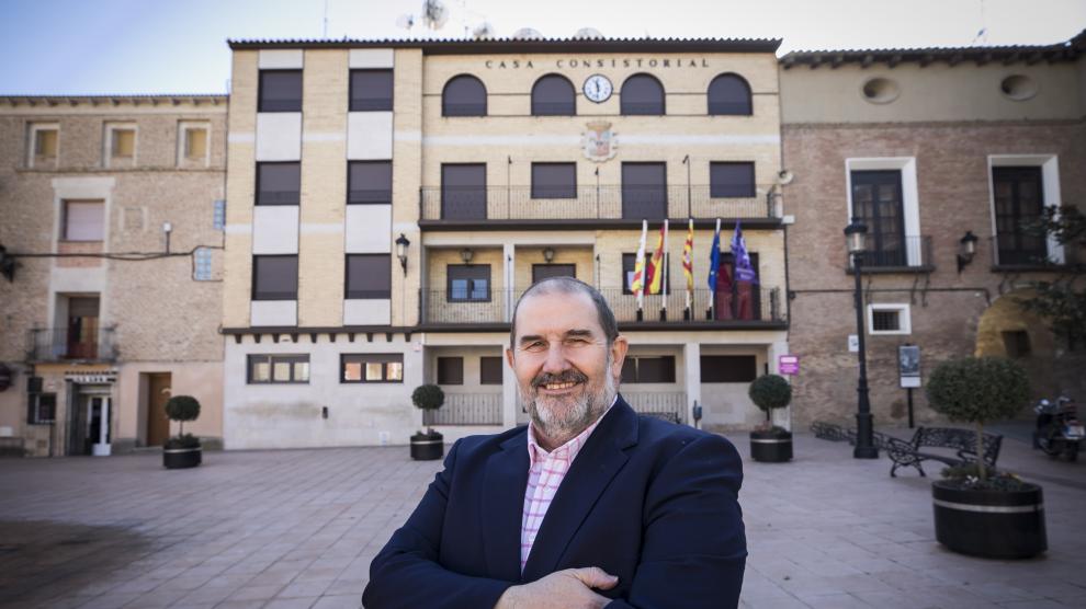 El alcalde de Pedrola, Felipe Ejido, posa frente a la fachada del Ayuntamiento.