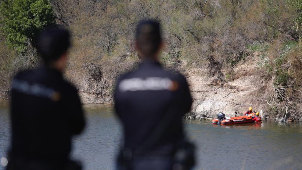 Los Bomberos de Zaragoza han desplegado un operativo para localizar el cuerpo