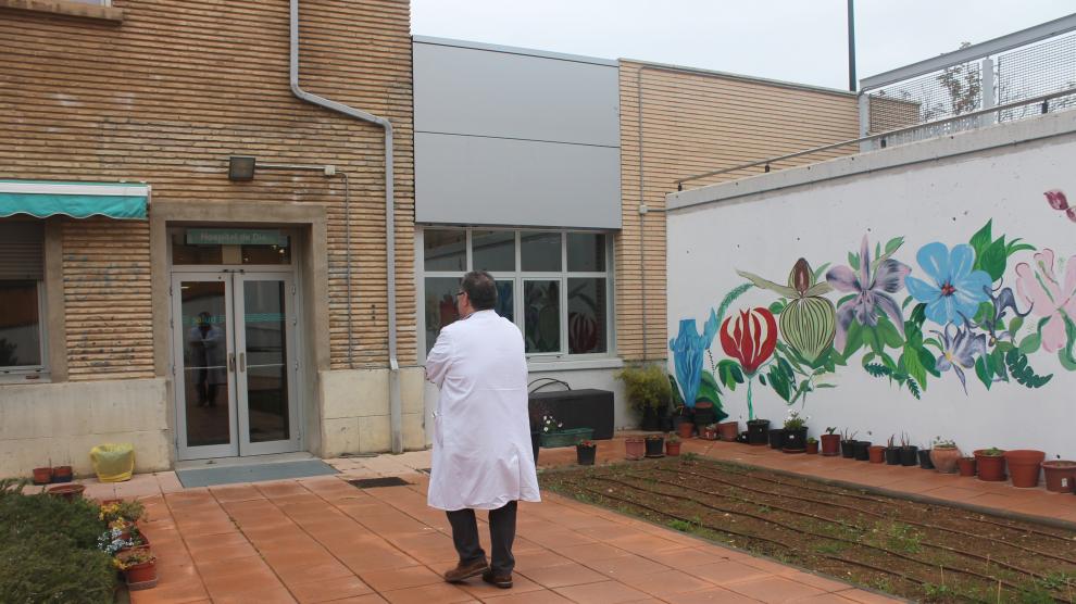 Alfonso Pérez Poza, Sociedad Aragonesa y Riojana de Psiquiatría (SARP), entrando al Hospital de Día de Psiquiatría del Hospital Miguel Servet.