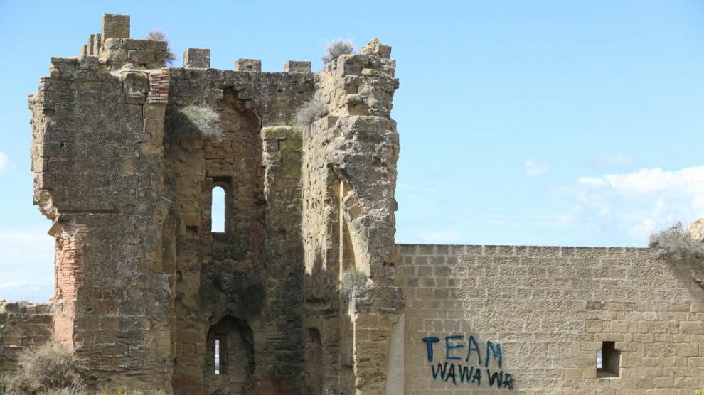 Pintadas aparecidas en los muros interiores de una de las torres del castillo de Montearagón