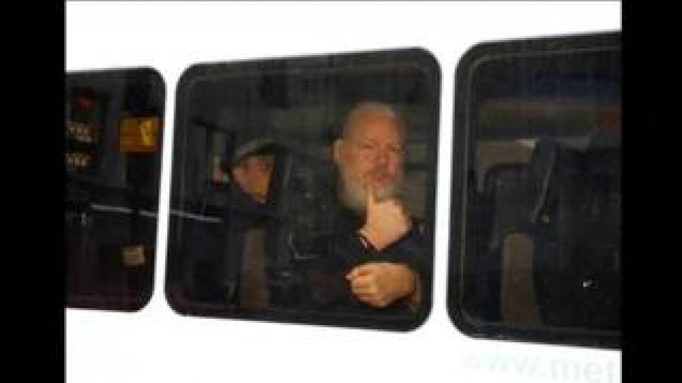 El juez le ha considerado culpable de no presentarse en los tribunales cuando se refugió en la embajada ecuatoriana saltándose la condicional