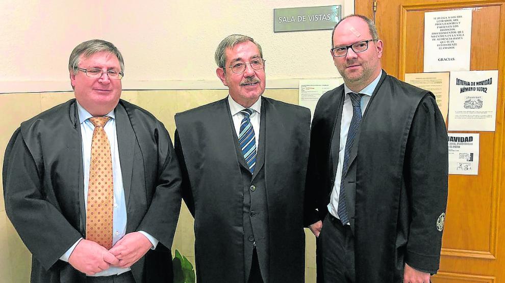 Español –izda.–, junto a los otros dos abogados que defienden los intereses de Aragón en el litigio.