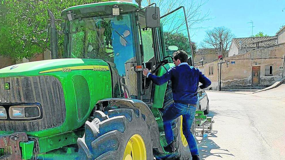 Albert Rivera, candidato a la presidencia del Gobierno por Ciudadanos, se sube en un tractor en la localidad de Sayatón (Guadalajara).