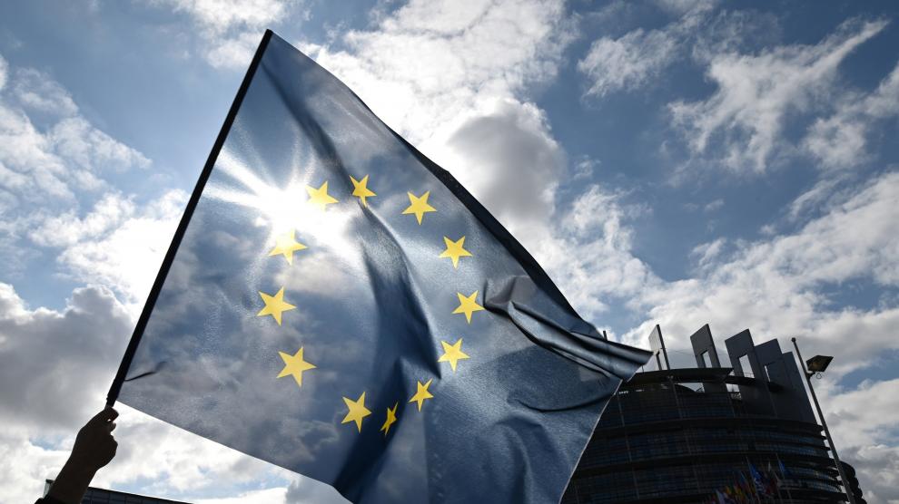 Una bandera europea ondea ante la sede del Parlamento Europeo en Estrasburgo.