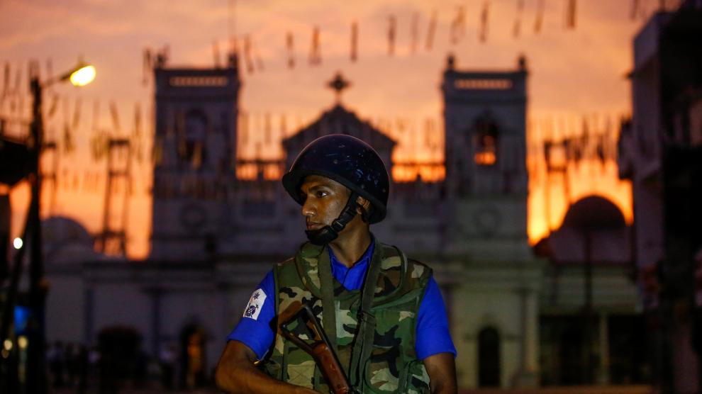 A security officer stands guard outside St. Antony's Shrine, days after a string of suicide bomb attacks on churches and luxury hotels across the island on Easter Sunday, in Colombo, Sri Lanka April 26, 2019. REUTERS/Thomas Peter [[[REUTERS VOCENTO]]] SRI LANKA-BLASTS/