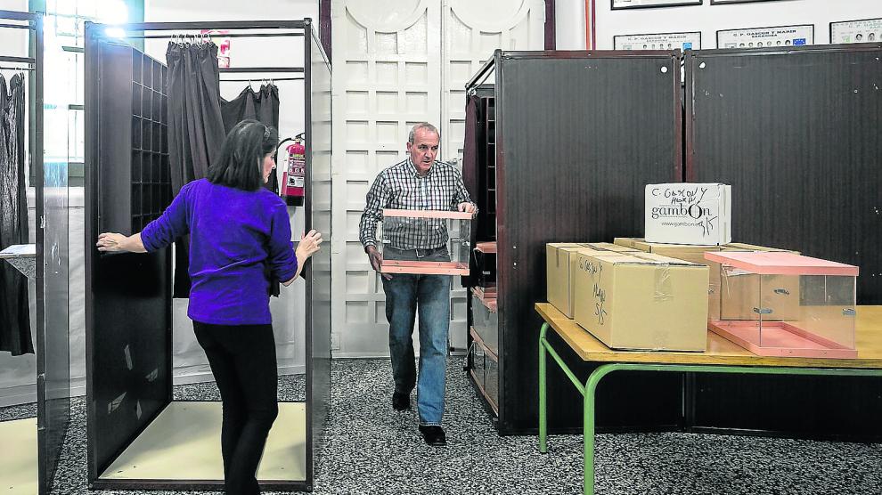 Las cabina, mesas y urnas electorales, ya preparadas en el colegio Gascón y Marín de Zaragoza