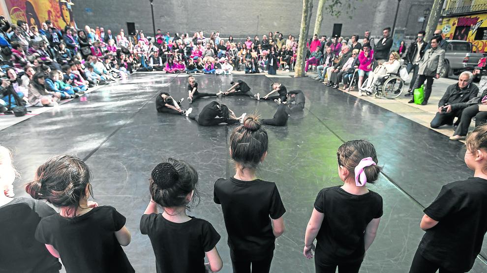 Pequeñas estudiantes de danza, en el acto celebrado ayer en la plaza de San Lamberto.