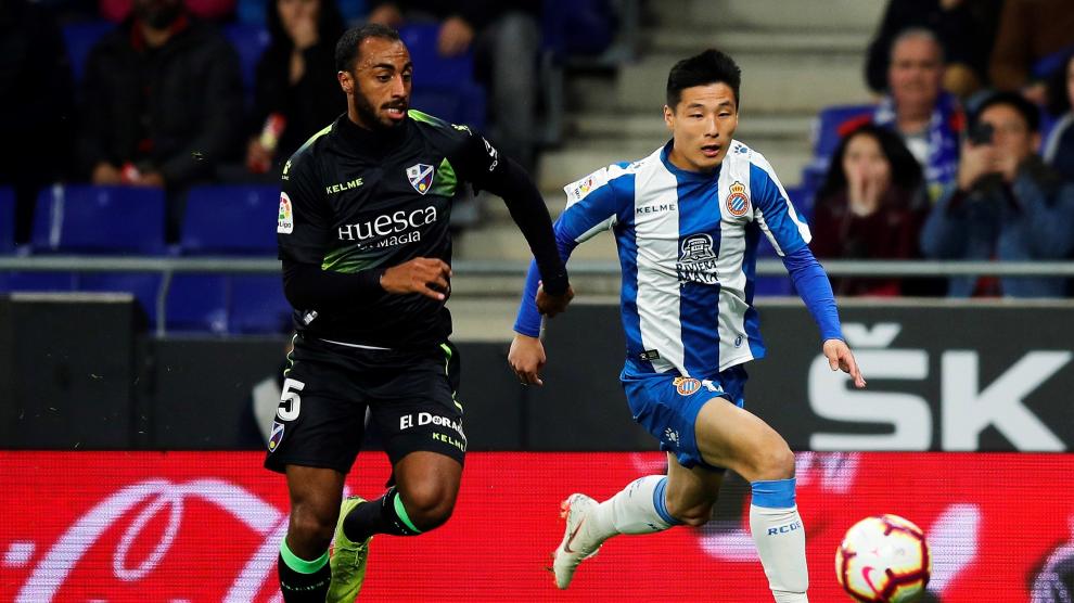 Akapo persigue a Wu Lei, del Espanyol, en el último partido que ha disputado este curso.