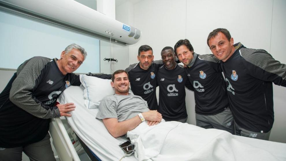 La plantilla del Oporto visita a Iker Casillas en el hospital.