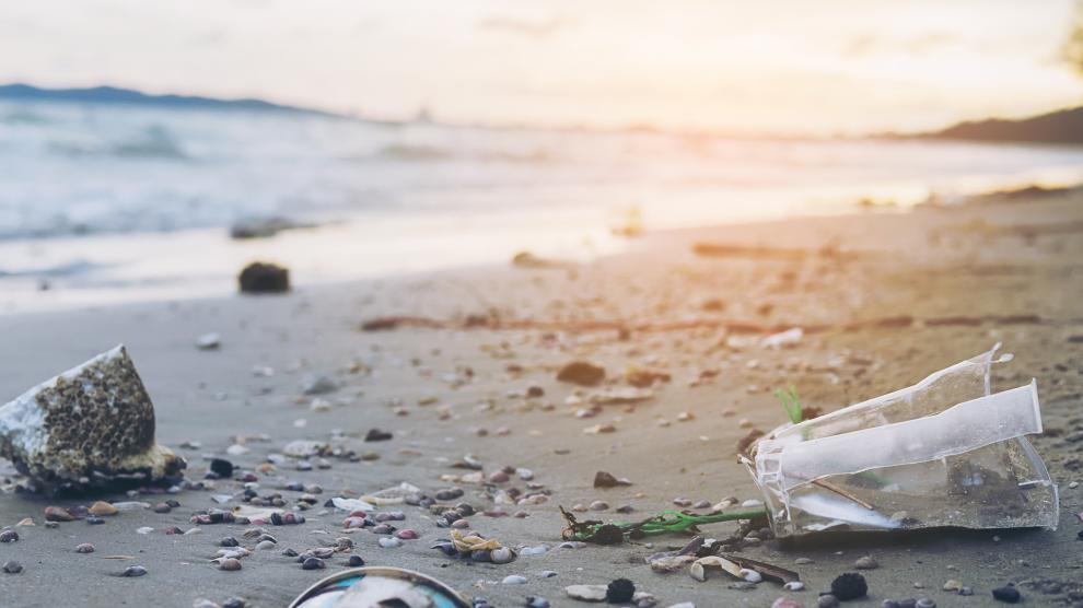 Cada año ocho millones de toneladas de plástico acaban en el océano, lo que equivaldría al vertido de un camión de basura cada minuto.