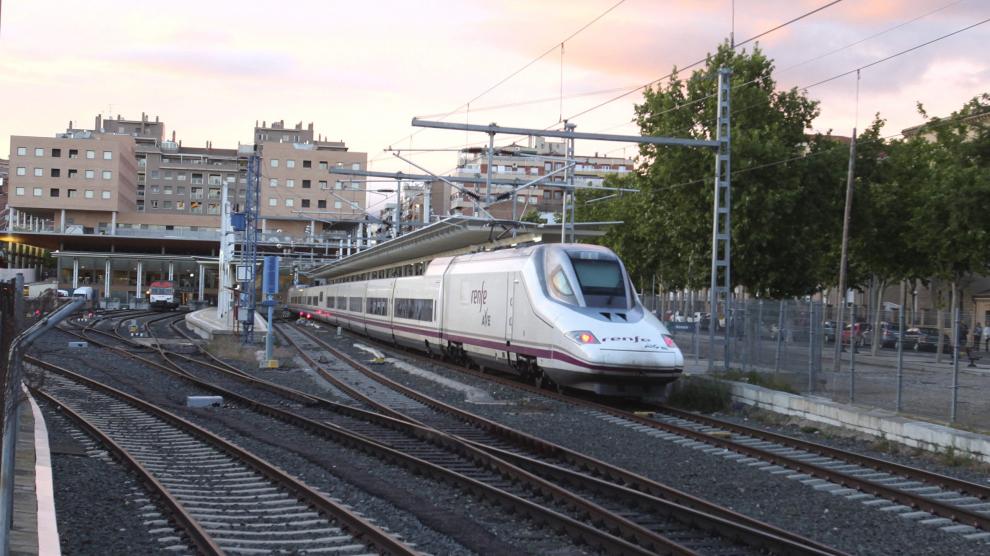 Un AVE Madrid-Huesca, en uno de los andenes de la estación de la capital oscense