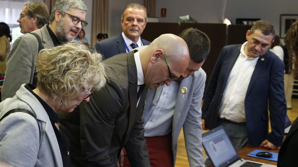Raul Romeva se acredita como senador.